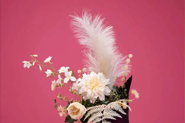 Real Touch Kunstblumen auf pinkem Hintergrund. Als künstlicher Blumenstrauß