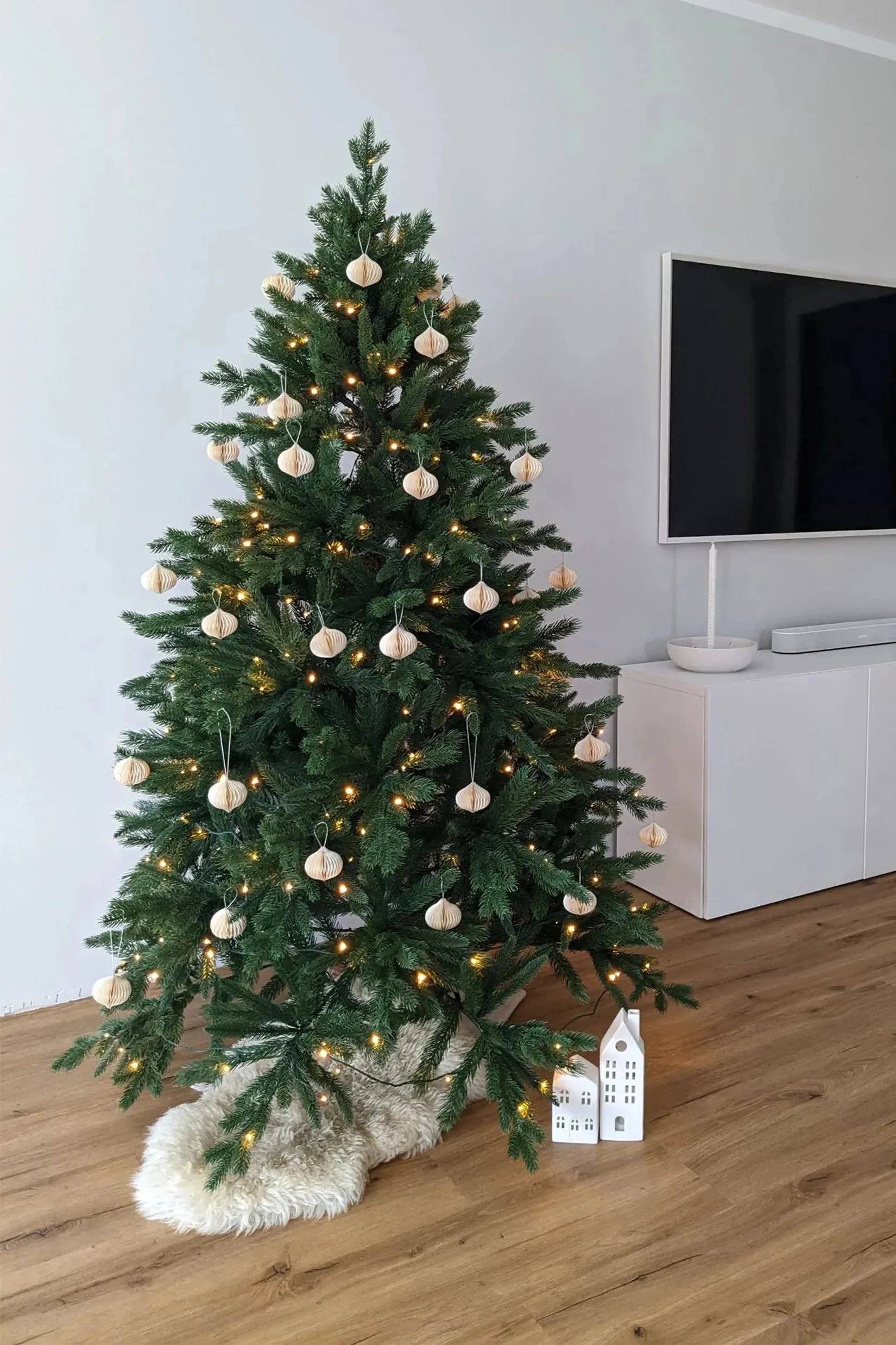 Künstlicher Weihnachtsbaum mit Beleuchtung - Emilia | 150 cm