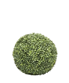 Hochwertiger Buchsbaum künstlich auf transparentem Hintergrund mit echt wirkenden Kunstblättern in natürlicher Anordnung. Künstlicher Buchsbaum Ball - Lothar hat die Farbe Natur und ist 40 cm hoch. | aplanta Kunstpflanzen