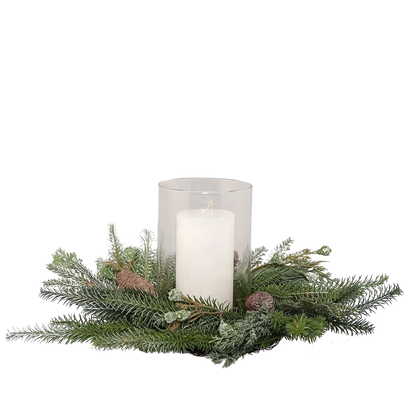 Künstlicher Tannenkranz - Alfredo auf transparentem Hintergrund mit echt wirkenden Kunstblättern in natürlicher Anordnung. Künstlicher Tannenkranz - Alfredo hat die Farbe Natur und ist 35 cm hoch. | aplanta Kunstpflanzen