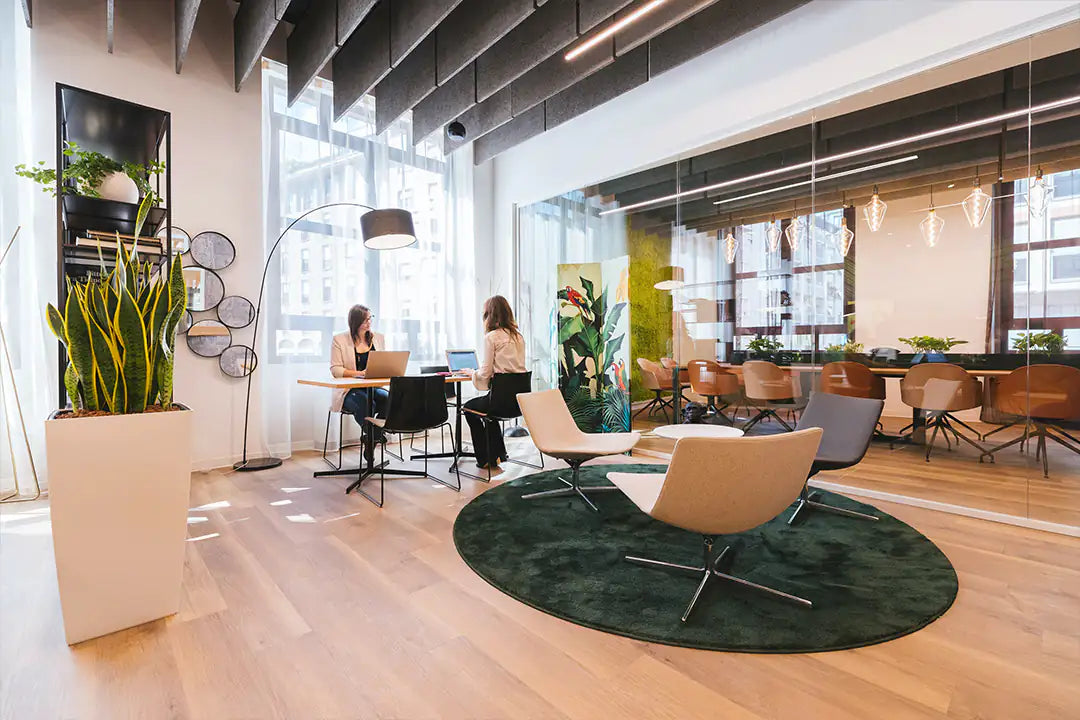 Kunstpflanzen und Kunstbäume in bzw. für ein Büro.