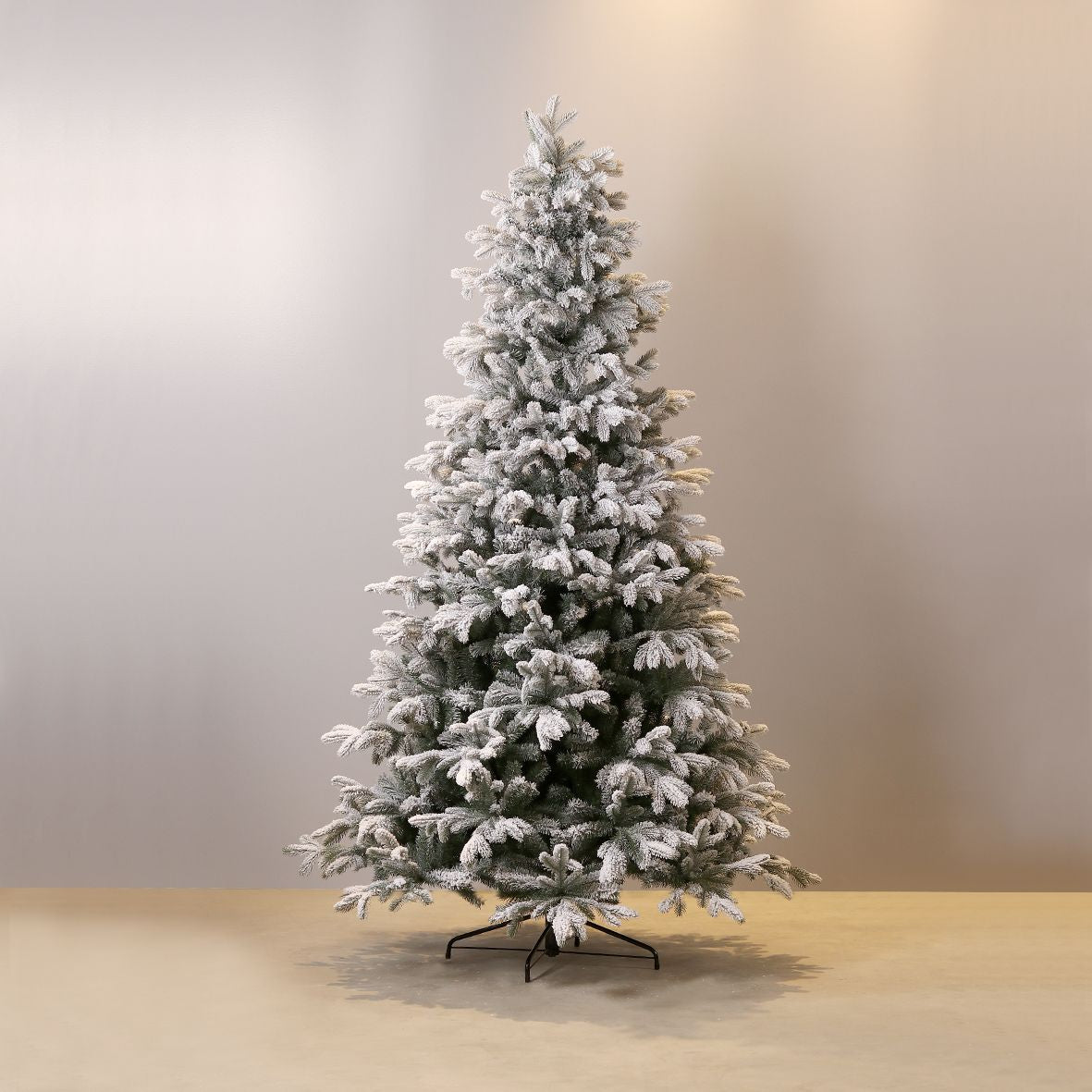 Kunst kerstboom - Eva | 240 cm, met sneeuw